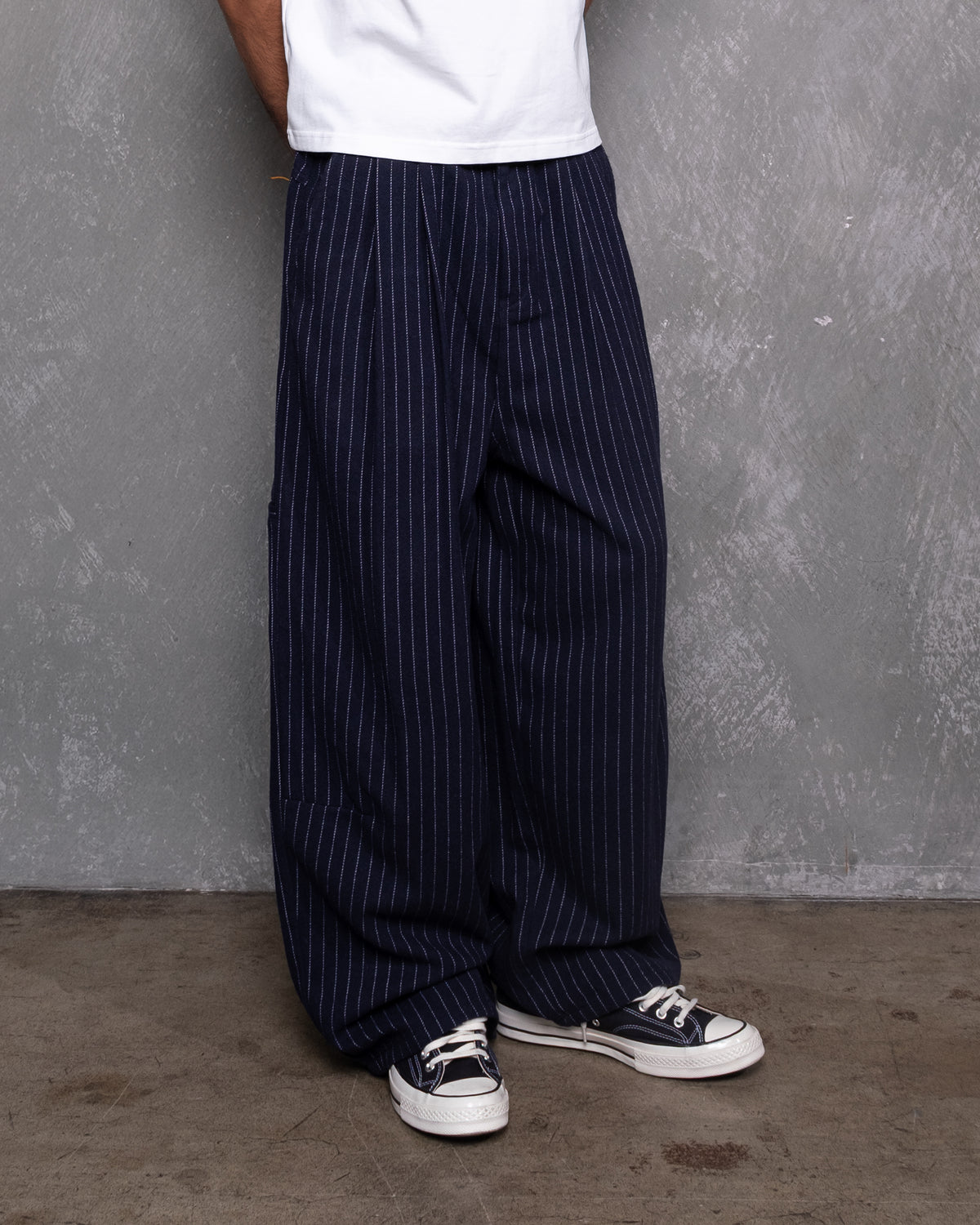 PLEATED TROUSER (PINSTRIPE) (NAVY)