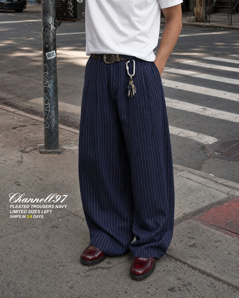 PLEATED TROUSER (PINSTRIPE) (NAVY)