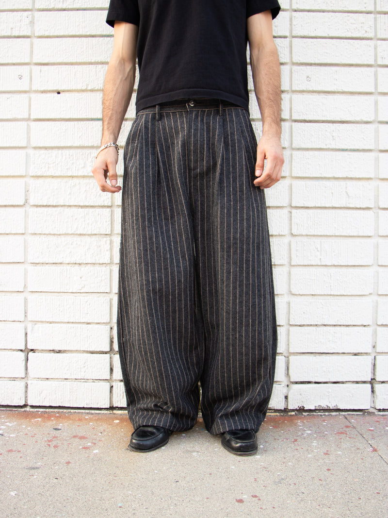 PLEATED TROUSER (PINSTRIPE)